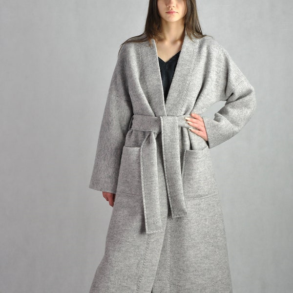 Wollmantel grau weicher Winter locker anliegend mit Taschen und Gürtel, Kochwolle Strickjacke, langer Kimonomantel Nr. 113