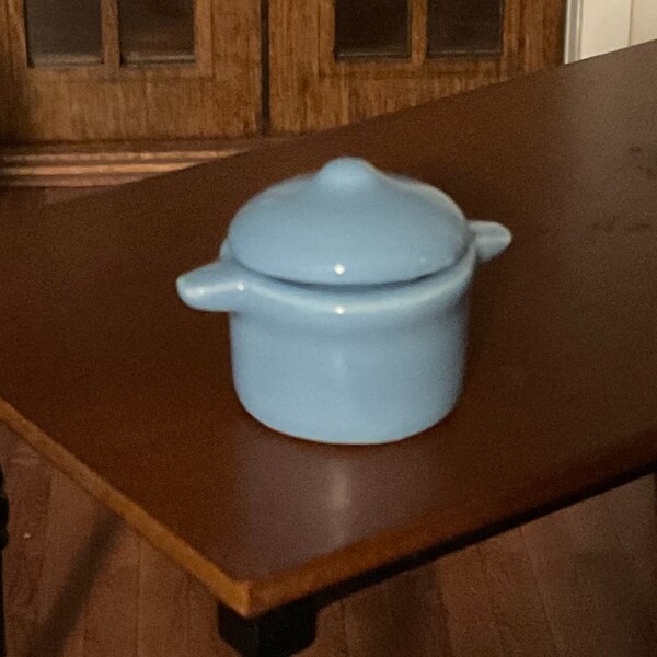 Dollhouse Miniature Blue Ceramic Pot with Lid Kitchen Cookware 1:12 Scale