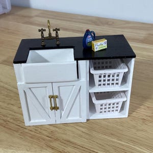 Handmade Dollhouse Miniature White Laundry Sink Cabinet with Accessories, 1:12 Scale