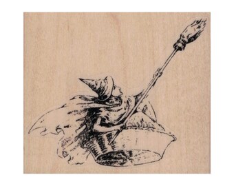 Könnte beinhalten: Eine Schwarzweißillustration einer Hexe, die auf einem Besen fliegt. Die Hexe trägt einen spitzen Hut und einen langen Umhang. Der Besen ist mit einer Flamme am Ende verziert.