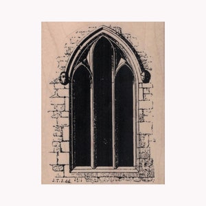 Peut inclure: Illustration en noir et blanc d'une fenêtre en arc gothique à trois carreaux. La fenêtre est encastrée dans un mur de briques.