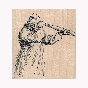 Può includere: Un disegno in bianco e nero di una persona che guarda attraverso un telescopio. La persona indossa un mantello con cappuccio e guarda a destra.