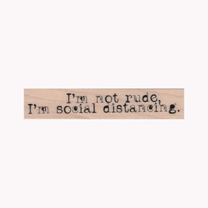 Könnte beinhalten: Ein Stempel aus Holz mit dem Text "Ich bin nicht unhöflich, ich halte Abstand."