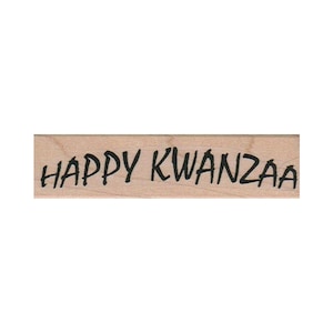 Könnte beinhalten: Ein Stempel aus Holz mit dem Text "HAPPY KWANZAA" in schwarzer Tinte.