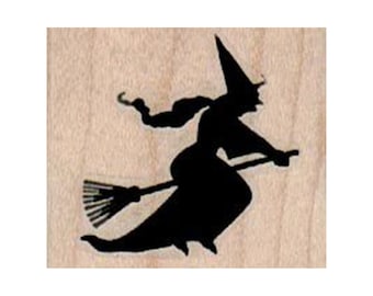 Könnte beinhalten: Eine schwarze Silhouette einer Hexe, die auf einem Besen fliegt. Die Hexe trägt einen spitzen Hut und ein langes Kleid. Der Besen ist aus Holz und hat einen langen Stiel.