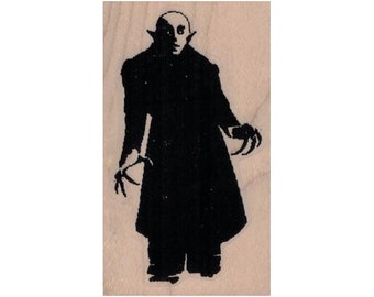 Puede incluir: Una silueta en blanco y negro de un vampiro con orejas puntiagudas y un abrigo largo. El vampiro está de pie con los brazos extendidos y los dedos apuntando.