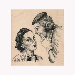 以下が含まれることがあります： 2人の女性がお互いにささやき合っている白黒の線画。左側の女性は短く、巻き毛の髪で、蝶ネクタイをしています。右側の女性は髪を後ろに結んで帽子をかぶっています。