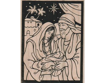 Op de afbeelding: Een zwart-wit houtsnede die de kerststal uitbeeldt. Maria en Jozef worden afgebeeld met het kindje Jezus, onder een sterrenhemel met palmbomen en een heldere ster. De afbeelding is omlijst met een zwarte rand.