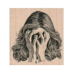 Pode incluir: Uma ilustração em preto e branco de uma pessoa com cabelo comprido cobrindo o rosto com as mãos.