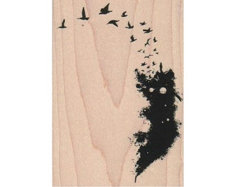 以下が含まれることがあります： 木製の版画で、木から飛び立つ鳥が描かれている。木はスタイリッシュで、質感がある。鳥は飛んでおり、明るい背景に対してシルエットになっている。
