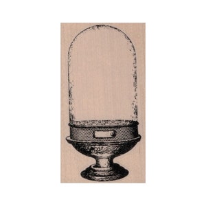 Op de afbeelding: Een zwart-witte illustratie van een glazen stolp met een decoratieve basis. De stolp heeft een ronde bovenkant en een metalen basis met een klein label.