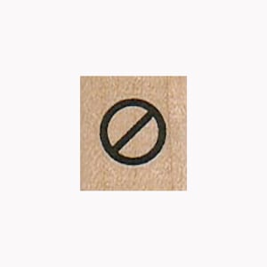 Puede incluir: Un símbolo de prohibición en blanco y negro, un círculo con una línea diagonal que lo atraviesa, sobre un fondo de madera.