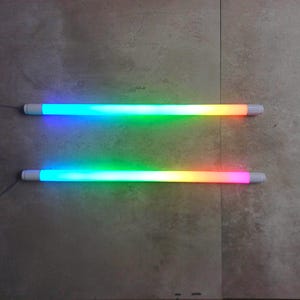 Tubes phosphorescents pixel numériques, couleurs arc-en-ciel