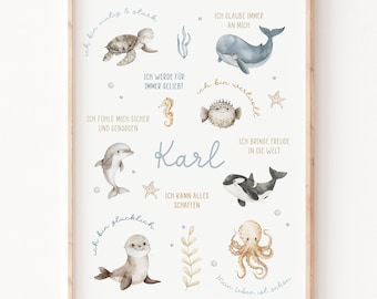 Può includere: Una stampa da parete incorniciata con illustrazioni ad acquerello di creature marine tra cui una tartaruga, una balena, un delfino, un'orca, un polpo, un cavalluccio marino e una foca. Il nome Karl è centrato in blu con frasi in tedesco.