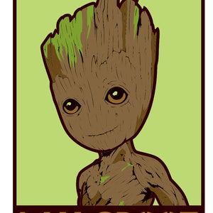 Puede incluir: Una ilustración de dibujos animados de un personaje marrón y verde con el texto "I AM GROOT" en letras naranjas sobre un fondo marrón.