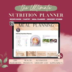 Könnte beinhalten: Ein Computerbildschirm zeigt eine Ernährungsplaner-App mit dem Titel "The Ultimate Nutrition Planner". Die App enthält Abschnitte für ein Rezeptbuch, eine Speisekammer, eine Einkaufsliste und Gesundheitsprojekte. Der Bildschirm zeigt auch eine Tasse Kaffee mit einem Latte-Art-Design.