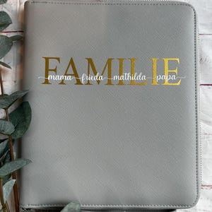 mit Namen bedruckter Familien- und Reiseorganizer gold metallic personalisiert, reichlich Platz für z.B. Pässe, KrankenkassenKarten, U-Hefte