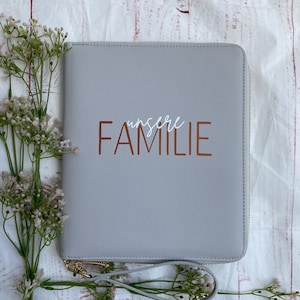 grauer Familien- und Reiseorganizer unsere FAMILIE personalisiert und mit reichlich Platz für Pässe, Krankenkassen Karten und U-Hefte