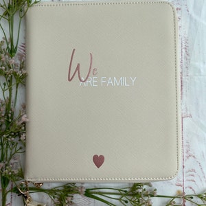 beiger We are Family Familien- und Reiseorganizer personalisiert und mit reichlich Platz für Pässe, Krankenkassen Karten und U-Hefte