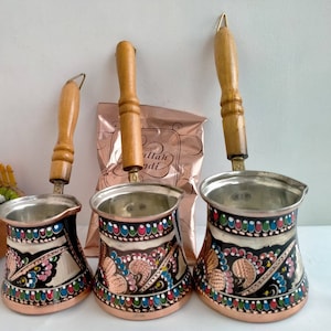 Ensemble de cafetières turques en cuivre faites main, 3 pièces cafetière en cuivre à gravure florale avec manche en bois Cafetière turque/décoration de cuisine en cuivre