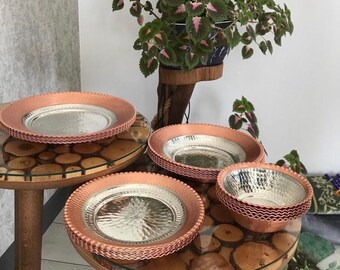 アンティーク 大皿　純銅　槌目つちめ　5客セット 貴族によるヴィンテージの槌目銅皿。状態良好 - Etsy 日本