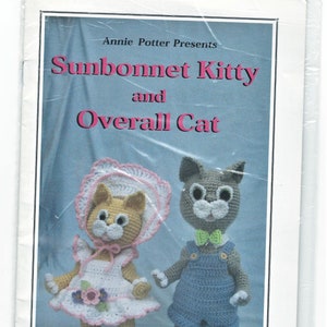 Puede incluir: Un patrón de crochet para un gatito con gorro de sol y un gatito con mono. El patrón es de Annie Potter y presenta una foto de dos gatos de crochet, uno con un gorro de sol y el otro con un mono.