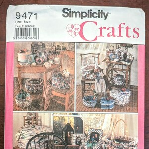 Könnte beinhalten: Ein Simplicity Crafts Nähmuster zum Nähen verschiedener Stoffkörbe und Behälter. Das Muster enthält Anleitungen zum Nähen verschiedener Formen und Größen, darunter runde, quadratische und rechteckige Körbe. Das Muster enthält auch Anleitungen zum Anbringen von Verzierungen wie Rüschen, Schleifen und Knöpfen.