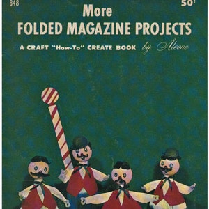 Puede incluir: Una portada de libro con el título "More Folded Magazine Projects" de Aleene. La portada presenta un fondo verde con cuatro figuras coloridas hechas de revistas dobladas. Las figuras visten chalecos rojos y sombreros negros y sostienen una vara roja y blanca a rayas.