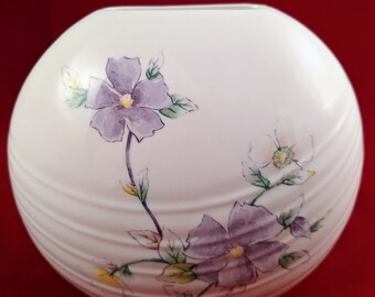 Vintage Toyo Zarte Violette Art Deco 6 Zoll X 4 Zoll Ovale Vase Made in Japan verziert mit weißen und lila Blumen auf glasiertem Porzellan