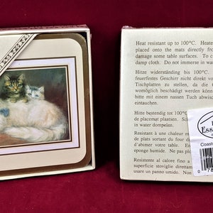 K&ouml;nnte beinhalten: Set mit vier wei&szlig;en Keramik-Untersetzern mit einem Bild von drei wei&szlig;en Katzen. Die Untersetzer sind hitzebest&auml;ndig bis 100 Grad Celsius. Die Verpackung enth&auml;lt den Text "Coasters White Cats".