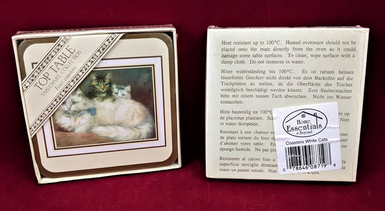 K&ouml;nnte beinhalten: Set mit vier wei&szlig;en Keramik-Untersetzern mit einem Bild von drei wei&szlig;en Katzen. Die Untersetzer sind hitzebest&auml;ndig bis 100 Grad Celsius. Die Verpackung enth&auml;lt den Text "Coasters White Cats".