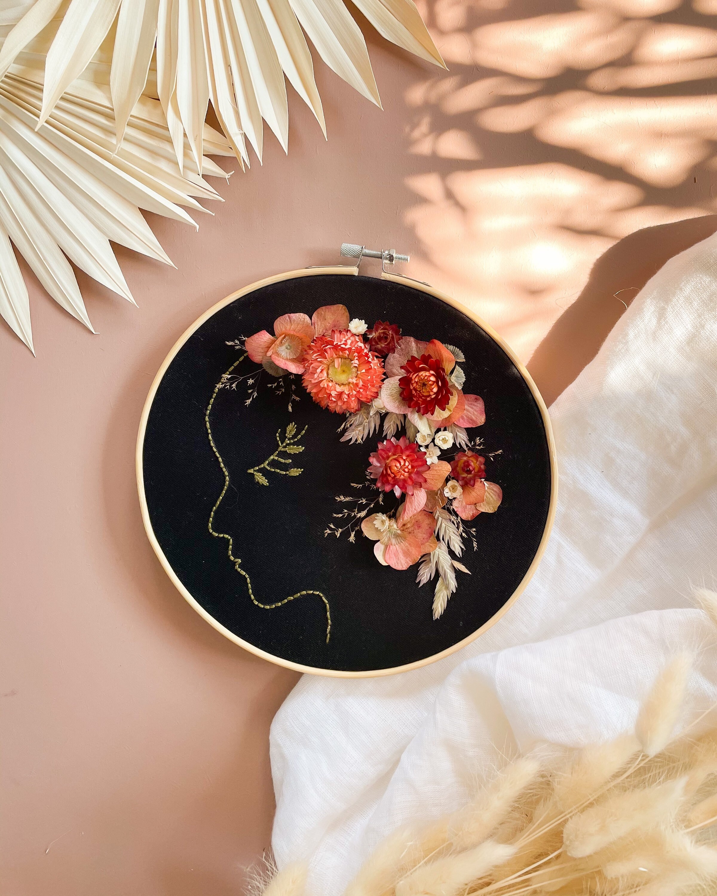 Broderie Florale , Broderie Moderne, Fleurie Faite de Fleurs Séchées, Cadeau Original et Unique, Art