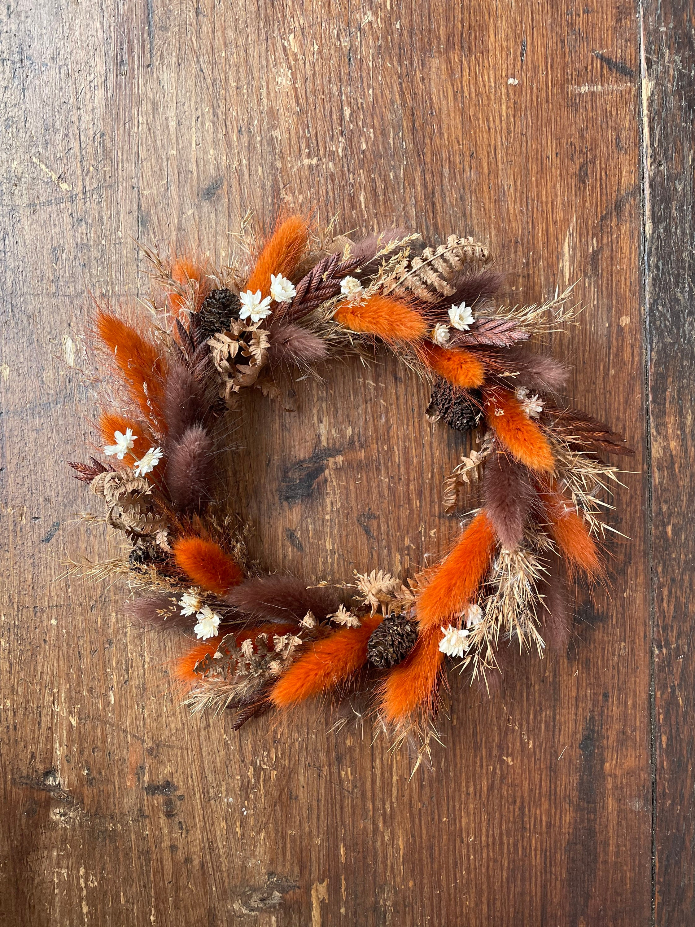 Couronne Murale Orange et Marron, de Fleurs Séchées Lagurus, Fougères Brunes. Couleurs Chatoyantes
