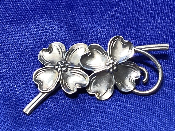 1930/'s Vintage Jappaned Dynamic Dress Clip Pin