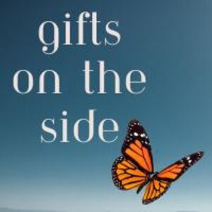 Op de afbeelding: Een blauwe achtergrond met de tekst "gifts on the side" in wit. Een monarchvlinder met oranje en zwarte vleugels vliegt naar rechts.