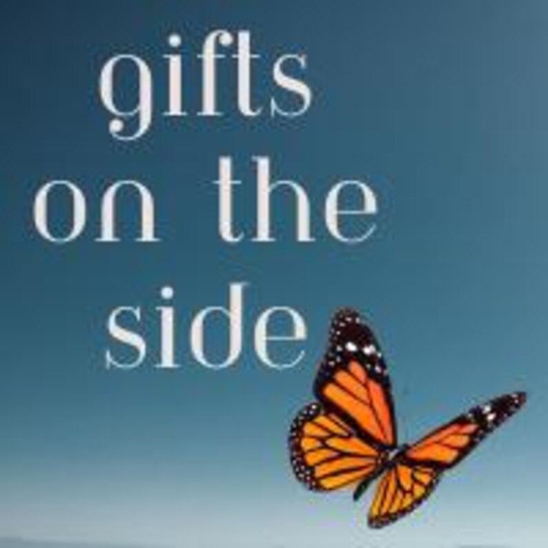 Op de afbeelding: Een blauwe achtergrond met de tekst "gifts on the side" in wit. Een monarchvlinder met oranje en zwarte vleugels vliegt naar rechts.
