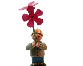Erzgebirge figure boy with red primrose – Straco Weha Kunst – wooden figure with colorful cap – spring decoration vintage