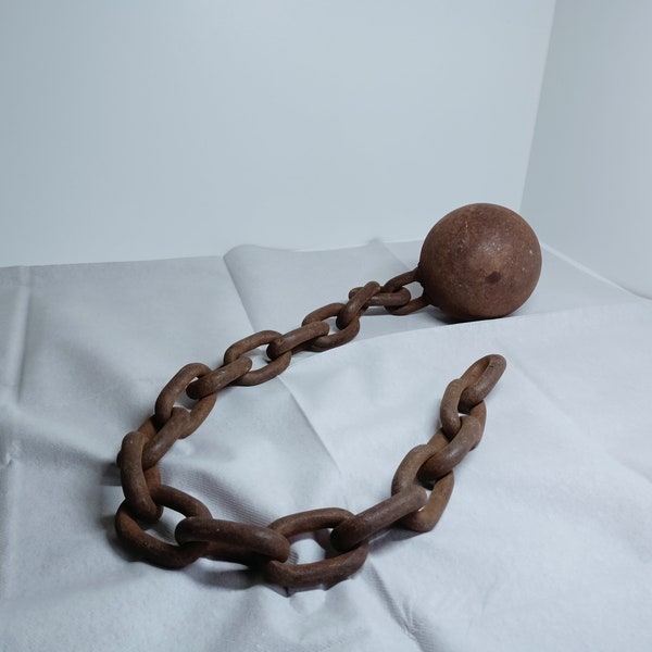 Bracelet de cheville boule antique objet décoratif Boule de fer antique 9,8 kg avec une longue chaîne robuste de 80 cm de style médiéval rustique rouille