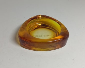 Posacenere Posacenere in vetro dalla forma triangolare arrotondata e armoniosa, di colore giallo-arancio brillante, di Firestone Viskarforce