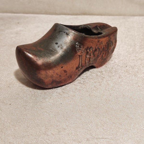 Kupferschuh Aschenbecher Kupfer Schuh Ascher Kupferaschenbecher benutzt mit den Alters- und Gebrauchsspuren eines Aschenbechers
