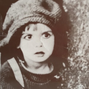 Shabby cartel original de los años 80 Charlie Chaplin The Kid, un cartel original 1984 signos de desgaste pared vintage real colgando imagen boho en mal estado