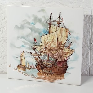 Piastrella vintage, saluto dal Mar Baltico, con ingranaggio, vecchia nave, vecchio sottobicchiere decorativo in piastrelle
