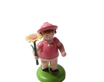Erzgebirge woman with pink hat and daisy – Fi.Eilmann Holzkunst, 1960s