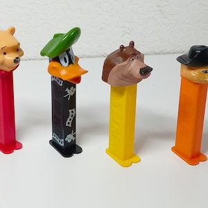 Dispenser Pez con Daffy Duck, Winnie The Pooh, Taz, Il Gatto con gli Stivali, Vintage Pez, Looney Tunes, Warner Bros e Topolino & Friends,