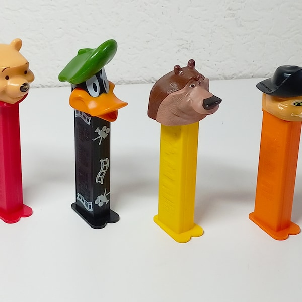 Pez Spender mit Daffy Duck, Winnie The Pooh, Taz, Der gestiefelte Kater, Vintage Pez, Looney Tunes,  Warner Bros und Mickey & Friends,