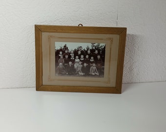 Tableau danois ancien, photo de groupe, encadré en bois, ruban de papier collé au dos, oeillet pour fixation murale