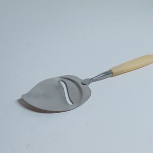 Cheese knife Raadvad Denmark Cheese cutter Kitchen knife Rustproof Plastic Mother-of-pearl colored handle Age-related signs of wear