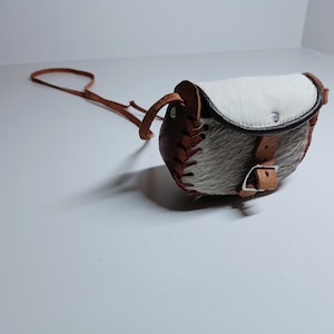 Umhängetasche Leder und Fell echt mit langem Riemen und Verschluss Ledertasche toll verarbeitet Leder Damentasche