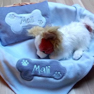 Hundedecke Welpendecke Hundekuschelkissen Set bestickt mit Namen und Knochen Bild 2