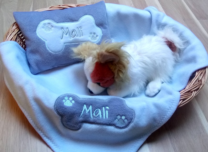 Hundedecke Welpendecke Hundekuschelkissen Set bestickt mit Namen und Knochen Bild 2